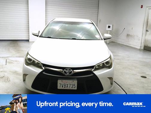 White 2017 Toyota Camry SE