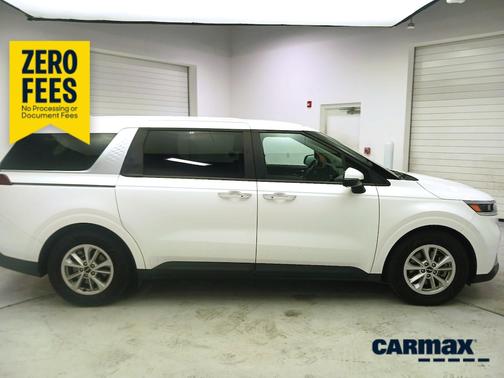 White 2022 Kia Carnival LXS