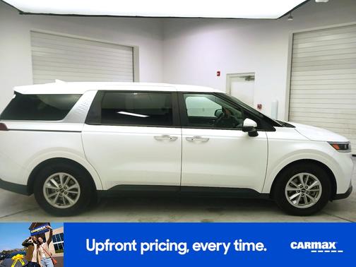White 2022 Kia Carnival LXS