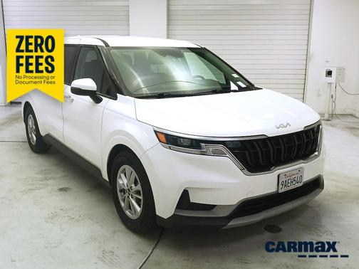 White 2022 Kia Carnival LXS