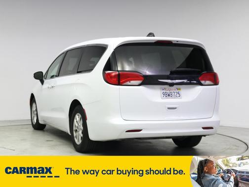 2022 Chrysler Voyager LX