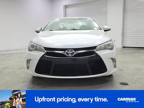White 2017 Toyota Camry SE