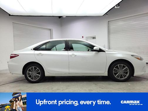 White 2017 Toyota Camry SE
