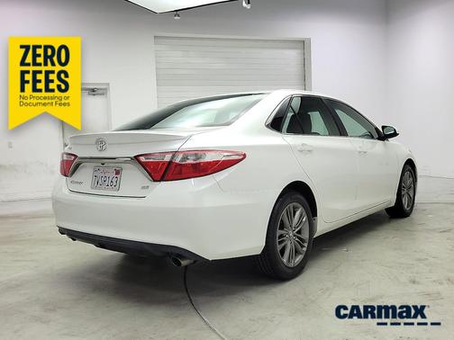White 2017 Toyota Camry SE
