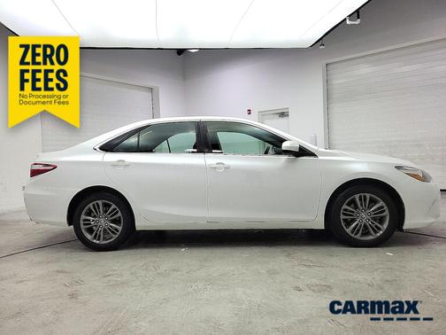 White 2017 Toyota Camry SE