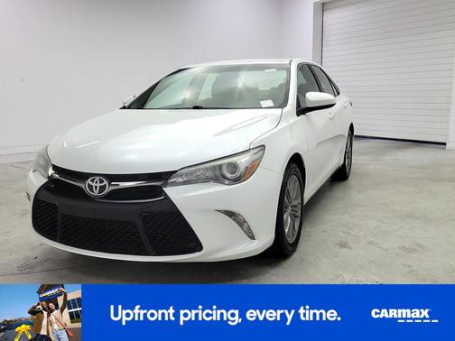 White 2017 Toyota Camry SE