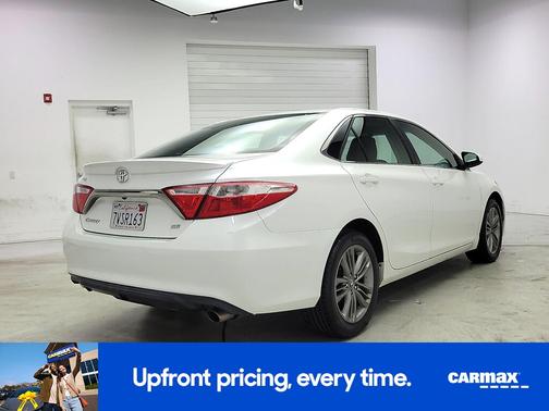 White 2017 Toyota Camry SE