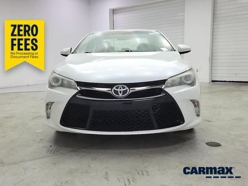 White 2017 Toyota Camry SE
