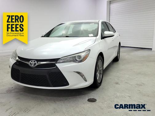 White 2017 Toyota Camry SE