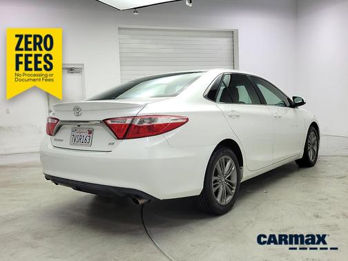 White 2017 Toyota Camry SE