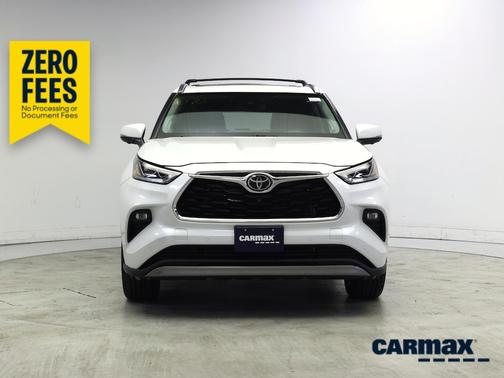 White 2023 Toyota Highlander Platinum