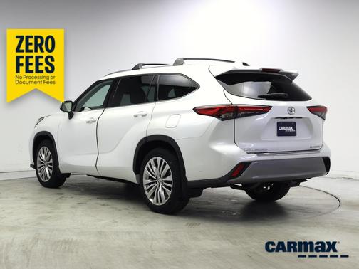 White 2023 Toyota Highlander Platinum