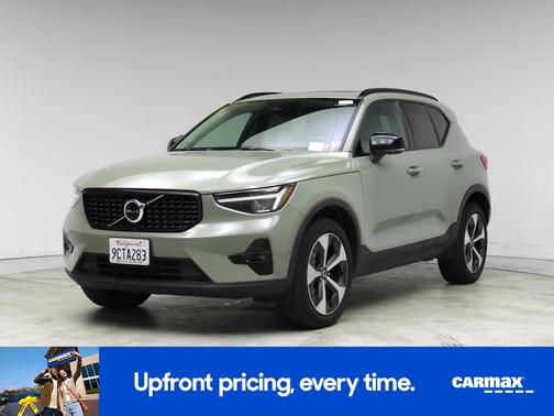 2023 Volvo XC40 B5 Ultimate Dark Theme