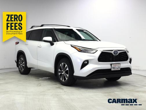White 2022 Toyota Highlander Hybrid XLE