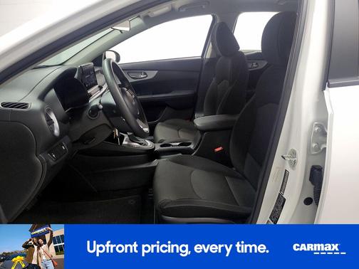 White 2023 Kia Forte LXS