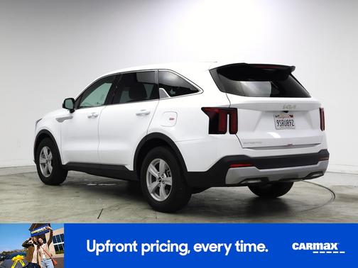 White 2025 Kia Sorento LX