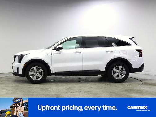 White 2025 Kia Sorento LX