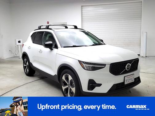 2023 Volvo XC40 B4 Ultimate Dark Theme
