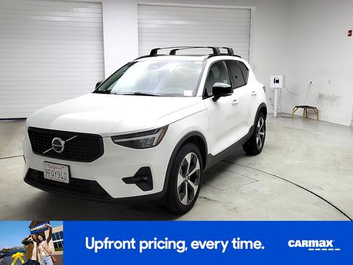 2023 Volvo XC40 B4 Ultimate Dark Theme