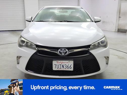 White 2016 Toyota Camry SE