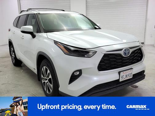 White 2023 Toyota Highlander Hybrid XLE