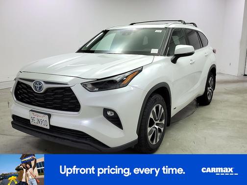 White 2023 Toyota Highlander Hybrid XLE