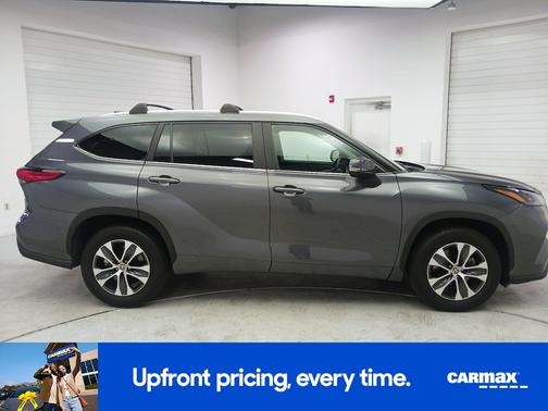 Gray 2023 Toyota Highlander Hybrid XLE