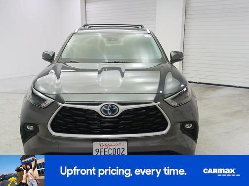 Gray 2023 Toyota Highlander Hybrid XLE