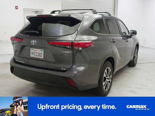 Gray 2023 Toyota Highlander Hybrid XLE