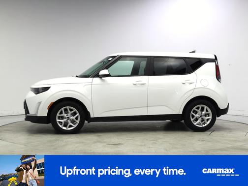 White 2023 Kia Soul LX