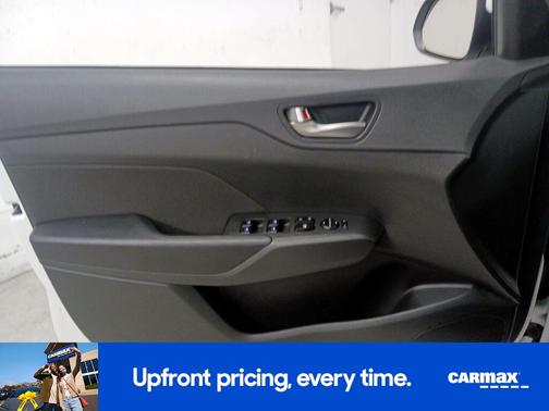 White 2022 Hyundai Accent SE