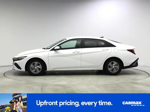 White 2024 Hyundai ELANTRA SE
