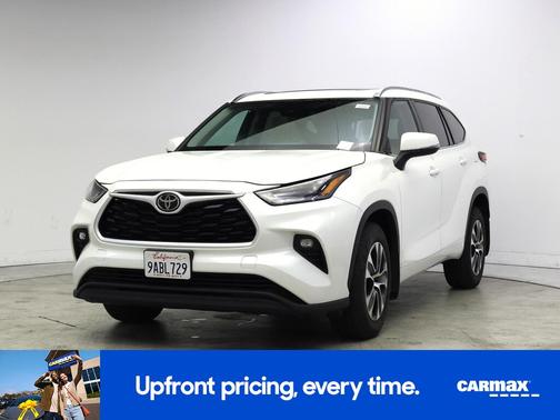 White 2021 Toyota Highlander XLE