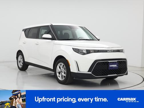 White 2025 Kia Soul LX