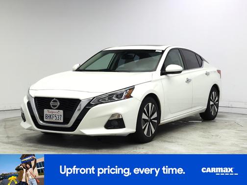 White 2019 Nissan Altima SV