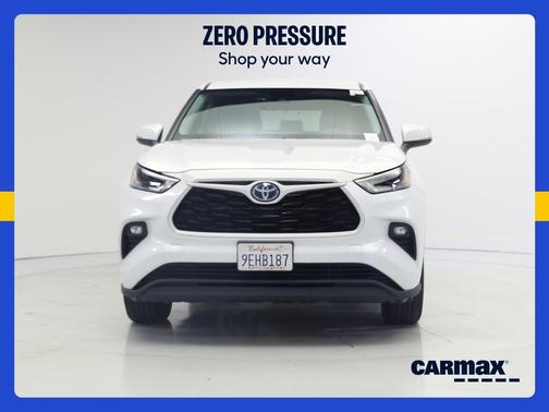 White 2023 Toyota Highlander Hybrid LE