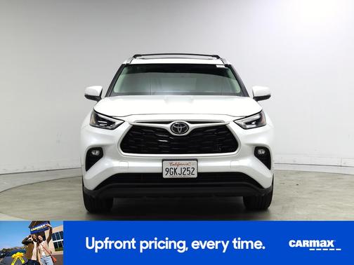 White 2023 Toyota Highlander XLE