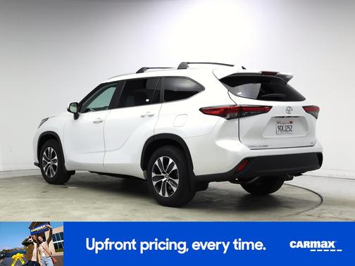 White 2023 Toyota Highlander XLE