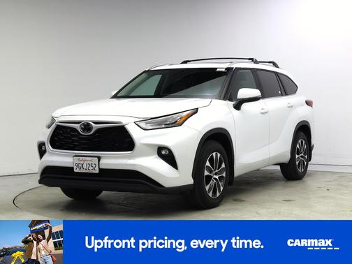 White 2023 Toyota Highlander XLE