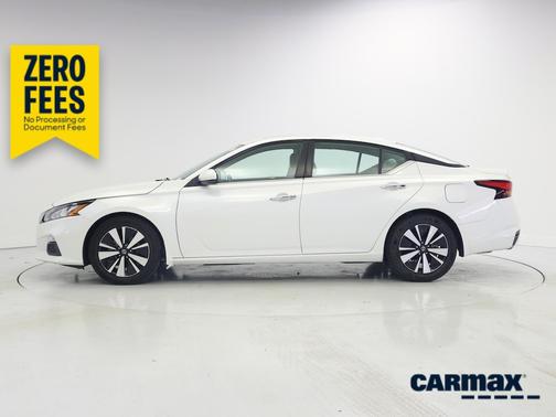 White 2022 Nissan Altima SV