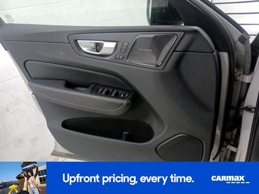 Silver 2024 Volvo XC60 Recharge Plug-In Hybrid T8 Ultimate Dark Theme