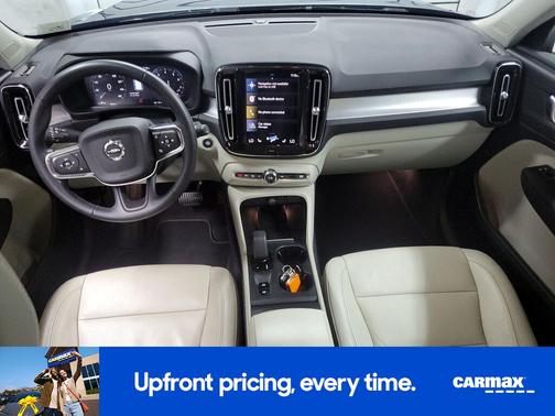 2022 Volvo XC40 T5 Momentum