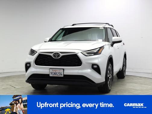 White 2023 Toyota Highlander XLE