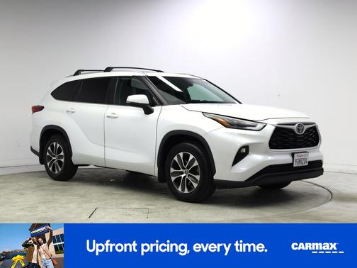 White 2023 Toyota Highlander XLE