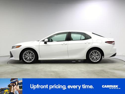 White 2018 Toyota Camry XLE
