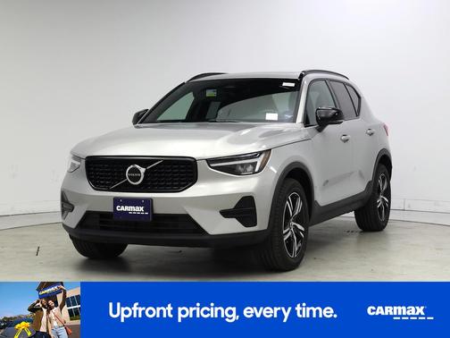 2024 Volvo XC40 B5 Core Dark Theme
