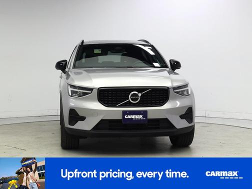 2024 Volvo XC40 B5 Core Dark Theme