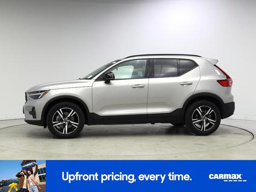 2024 Volvo XC40 B5 Core Dark Theme
