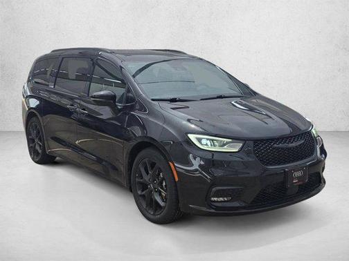 Brilliant Black Crystal Pearlcoat 2022 Chrysler Pacifica Touring L