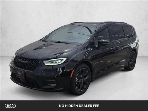 Brilliant Black Crystal Pearlcoat 2022 Chrysler Pacifica Touring L
